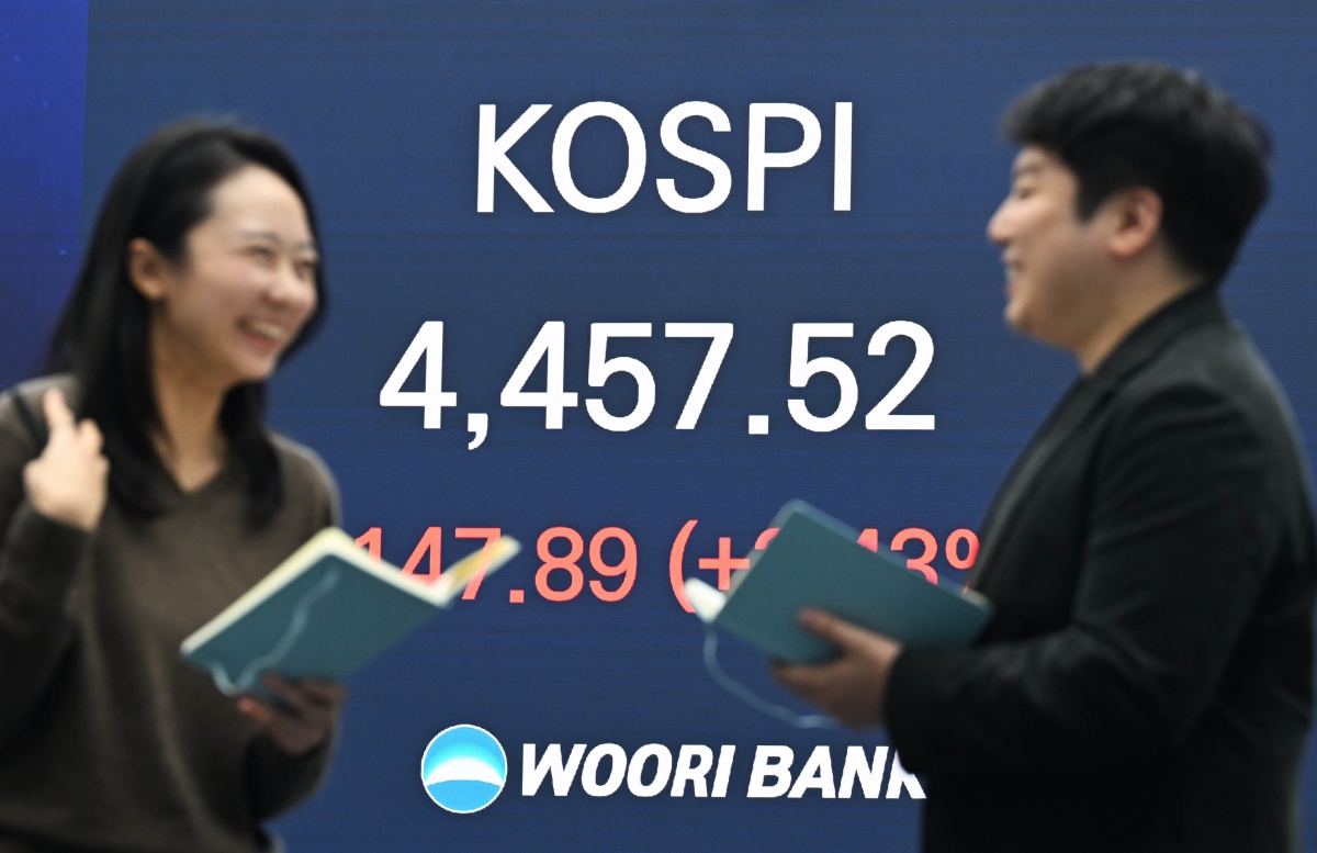 코스피가 국내 반도체 대장주 삼성전자·SK하이닉스의 강세에 힘입어 사상 최고치 기록을 갈아치운 5일 서울 중구 우리은행 본점 딜링룸 전광판에 종가가 표시되고 있다.  이날 코스피는 전 거래일 대비 147.89포인트(p)(3.43%) 상승한 4457.52를 기록했고, 코스닥은 전일 대비 11.93포인트(p)(1.26%) 상승한 957.50로 장을 마쳤다. 서울외환시장에서 달러·원 환율은 전일 오후 3시 30분 주간종가 대비 2.0원 오른 1443.8원을 기록했다. 2026.1.5 홍윤기 기자