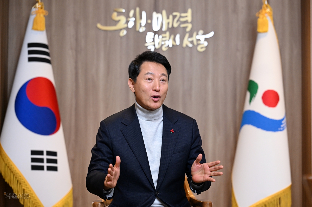 오세훈 서울시장이 지난달 27일 시청사 집무실에서 서울신문과 신년 인터뷰를 하고 있다. 오 시장은 “계층이동 사다리 복원은 향후 5년, 10년 대한민국 정치가 해결해야 할 가장 큰 숙제”라고 강조했다. 도준석 전문기자