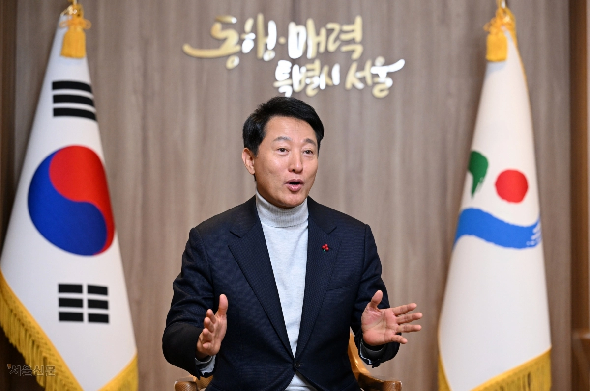 오세훈 서울시장이 지난달 27일 시청사 집무실에서 서울신문과 신년 인터뷰를 하고 있다. 오 시장은 “계층이동 사다리 복원은 향후 5년, 10년 대한민국 정치가 해결해야 할 가장 큰 숙제”라고 강조했다. 도준석 전문기자