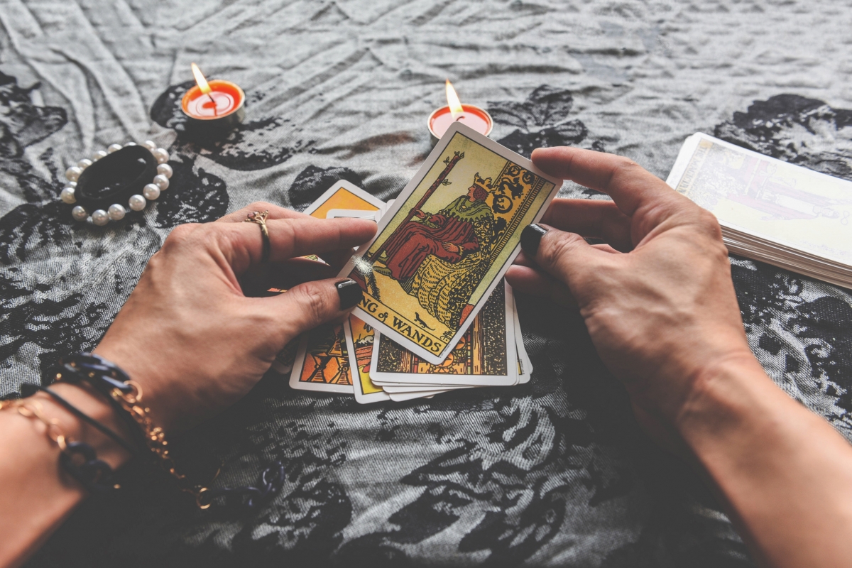 타로 카드를 들고 있는 점쟁이의 손. 123rf