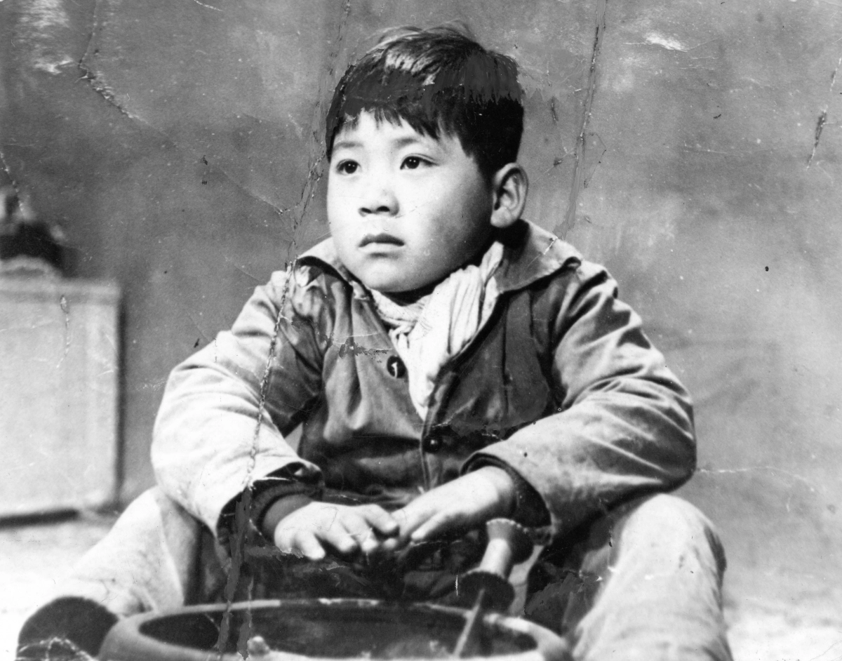 ‘눈 내리는 밤’을 비롯해 70여편의 영화에서 아역배우로 활약했다.