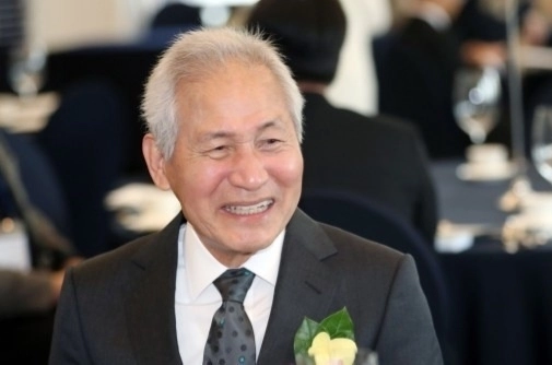 19일 서울 중구 프레스센터에서 열린 제4회 4·19 민주평화상 시상식에서 수상자로 선정된 배우 안성기가 미소 짓고 있다. 2023.4.19 뉴스1