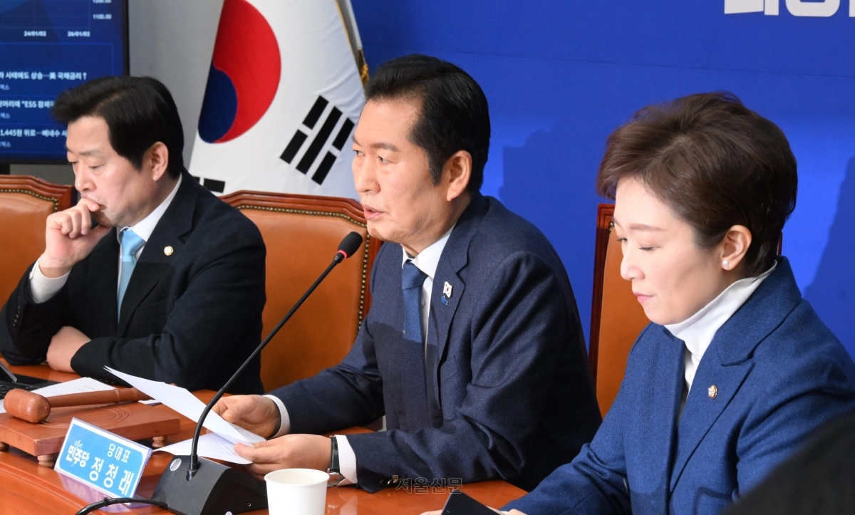 정청래 더불어민주당 대표가 5일 국회에서 열린 최고위원회의에서 발언하고 있다. 왼쪽부터 황명선 최고위원, 정 대표, 이언주 최고위원. 안주영 전문기자