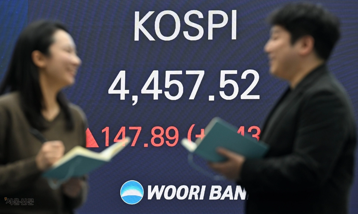 코스피가 삼성전자, SK하이닉스 등 대형 반도체주 강세에 사상 최고치 기록을 갈아치운 5일 서울 중구 우리은행 본점 딜링룸 현황판에 코스피 종가가 표시돼 있다. 이날 코스피는 전 거래일보다 147.89포인트(3.43%) 오른 4457.52에 마감했다. 코스닥도 전 거래일 대비 11.93포인트(1.26%) 오른 957.50에 거래를 마쳤다. 홍윤기 기자