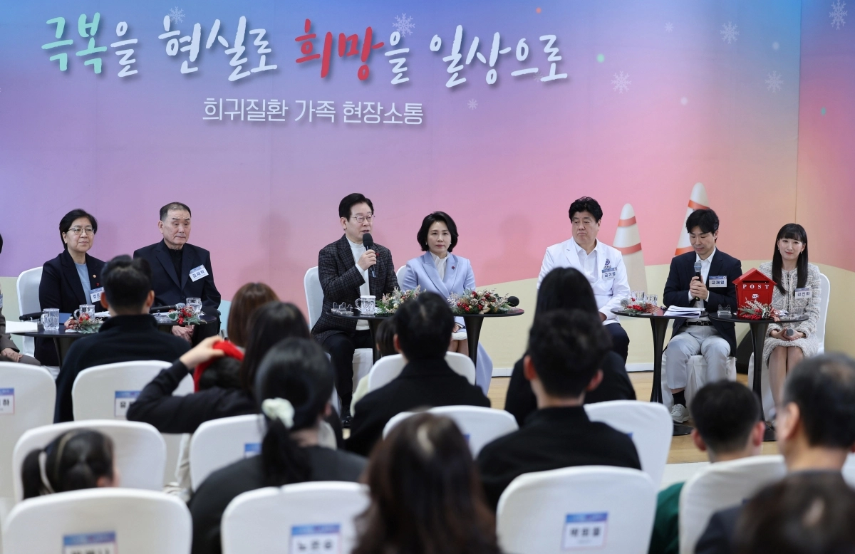 이재명 대통령과 김혜경 여사가 지난달 24일 서울 서대문구 신촌세브란스 연세암병원 중입자치료센터에서 희귀질환 환우·가족과 간담회를 하고 있다. 연합뉴스