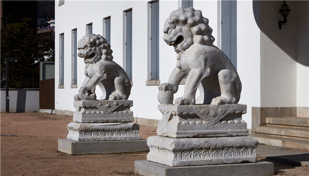 간송미술관 보화각 정문에 배치된 석사자상 한 쌍. 왼쪽이 암사자상, 오른쪽이 숫사자상이다. 이재명 대통령의 중국 국빈 방문에 맞춰 이 사자상들은 중국에 기증된다.  국립중앙박물관 제공