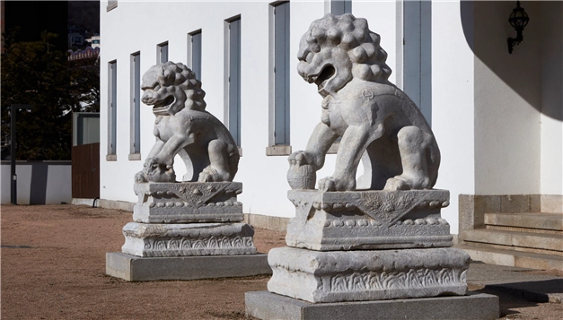 간송미술관 보화각 정문에 배치된 석사자상 한 쌍. 왼쪽이 암사자상, 오른쪽이 숫사자상이다. 이재명 대통령의 중국 국빈 방문에 맞춰 이 사자상들은 중국에 기증된다.  국립중앙박물관 제공