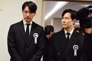 thumbnail - “영원히 기억할 것” 故 안성기에 금관문화훈장…정우성·이정재 직접 조문객 맞아