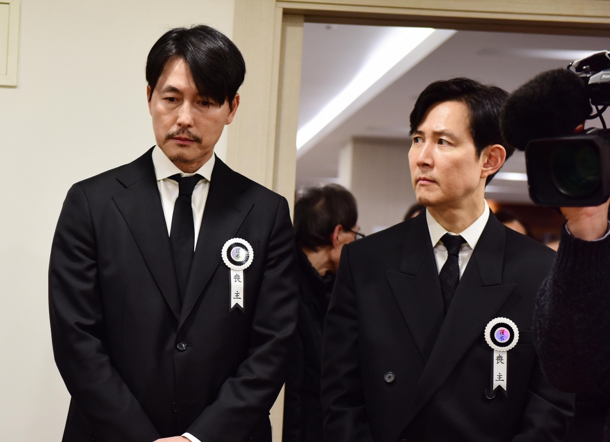 배우 정우성과 이정재가 5일 서울 서초구 서울성모병원 장례식장에 마련된 배우 안성기의 빈소에서 조문객을 맞이하고 있다. 2026.1.5. 뉴스1