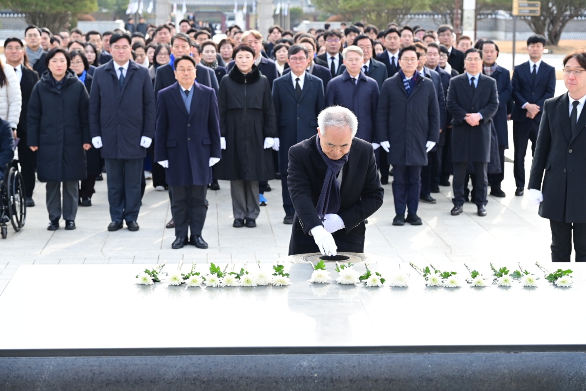 더불어민주당 광주시당은 5일, 새해를 맞아 국립 5·18민주묘지를 참배하고 민주주의의 가치와 정치의 책임을 되새겼다. 더불어민주당 광주시당 제공