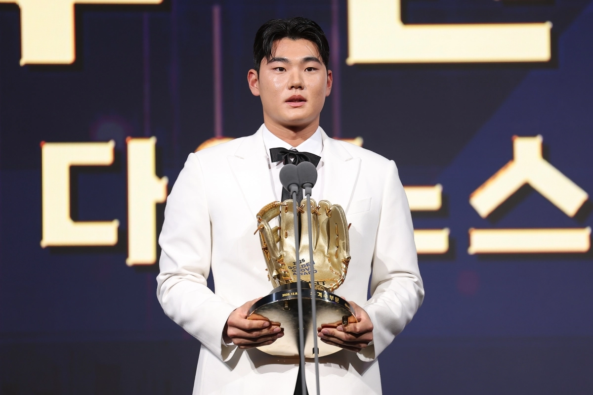 김주원이 9일 서울 송파구 롯데호텔 월드에서 열린 프로야구 2025 신한 SOL뱅크 골든글러브 시상식에서 유격수 부문을 수상한 뒤 소감을 말하고 있다. 2025.12.9 연합뉴스