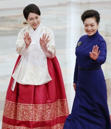 이재명 대통령 부인 김혜경 여사가 5일 중국 베이징 인민대회당에서 열린 공식 환영식이 끝난 뒤 시진핑 중국 국가주석의 부인 펑리위안 여사와 함께 어린이들을 향해 손을 흔들고 있다. 베이징 연합뉴스