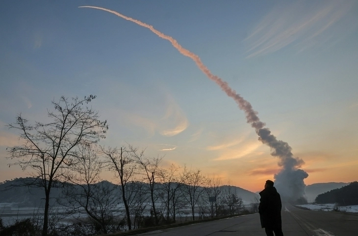김정은 북한 국무위원장이 지난 4일 조선인민군 주요 화력타격집단 예하 부대의 극초음속 미사일 발사훈련을 참관해 북동 방향으로 날아가는 극초음속 미사일을 지켜보고 있다. 평양 노동신문 뉴스1