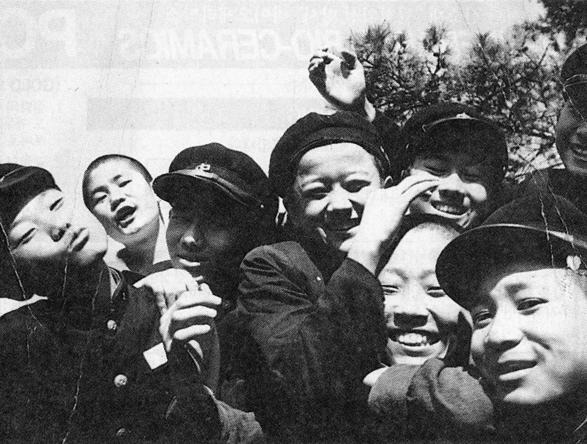 ‘국민배우’ 안성기의 경동중 3학년 재학 당시 친구들과 찍은 사진. 앞줄 오른쪽이 안성기, 안성기의 바로 왼쪽 뒤에 있는 인물이 가수 조용필이다.  서울신문 DB