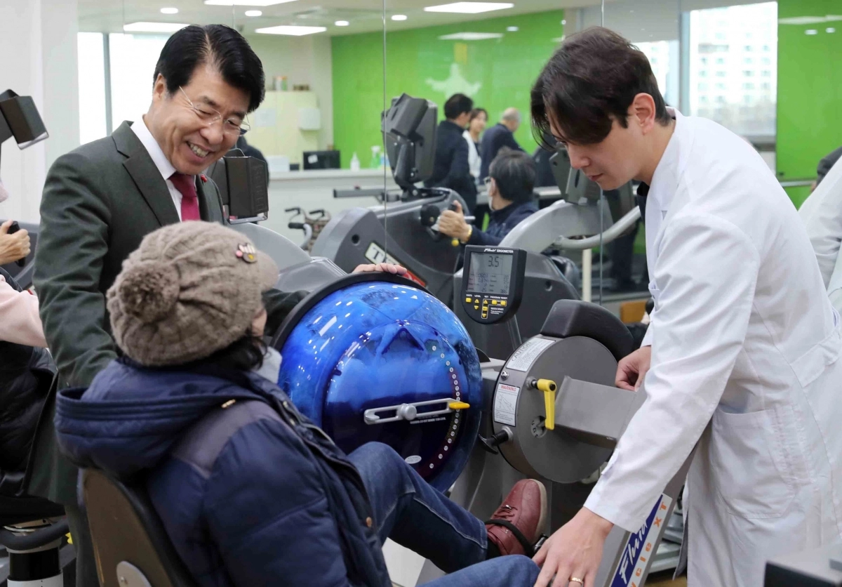 서강석(왼쪽) 서울 송파구청장이 지난해 12월 30일 거여동 송파구 보건지소 재활치료실에서 치료 중인 주민과 대화를 나누고 있다. 송파구 제공
