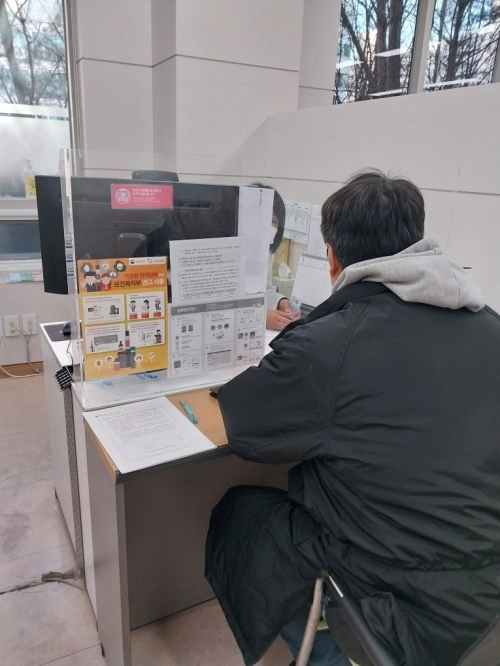 서울 마포구에서 한 주민이 금연 상담을 받고 있다. 마포구 제공