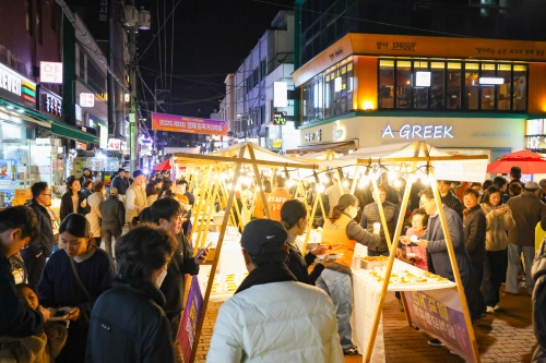지난해 11월 6~7일 서울 서초구 양재1동 말죽거리에서 열린 ‘말죽거리 음식축제’에서 주민들이 음식을 맛보고 있다. 서초구 제공