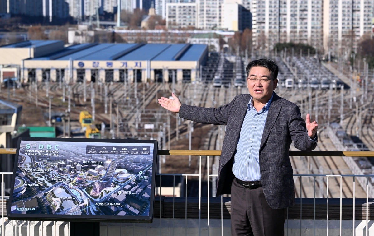 오승록 서울 노원구청장이 5일 구청 옥상에서 창동차량기지를 배경으로 ‘서울디지털바이오시티’(S-DBC) 추진 방향에 대해 설명하고 있다. 창동차량기지는 오는 6월 남양주 진접으로 이전한다. 도준석 전문기자