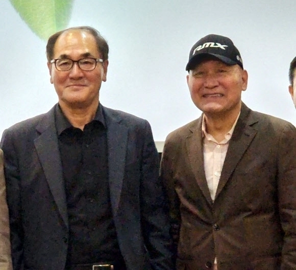 배우 안성기(오른쪽)와 배창호 감독은 ‘고래사냥’을 비롯해 13편의 영화를 함께 하며 오랜 인연을 이어 왔다. 사진은 두 사람이 2022년 10월 14일 서울 마포구 한국영상자료원 시네마테크에서 열린 이우석 동아수출공사 회장 회고록 ‘영화에 살다’ 출간 기념회에 참석한 모습. 연합뉴스