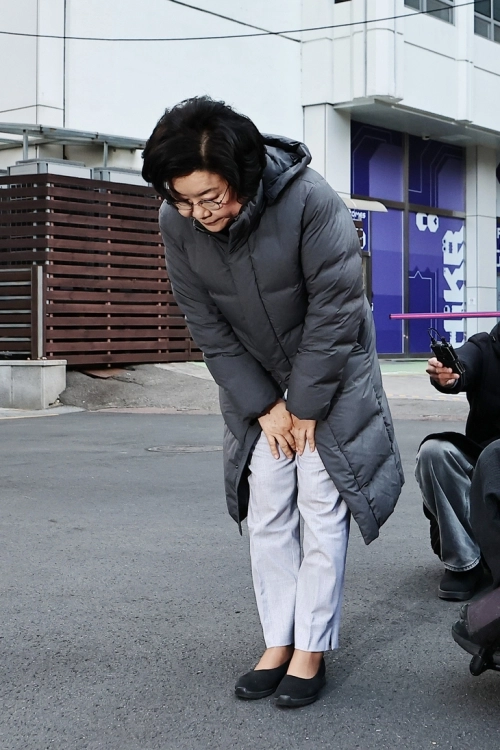 이혜훈 기획예산처 장관 후보자가 5일 서울 중구 예금보험공사에 마련된 인사청문회 준비 사무실로 출근하며 취재진을 향해 인사하고 있다. 연합뉴스