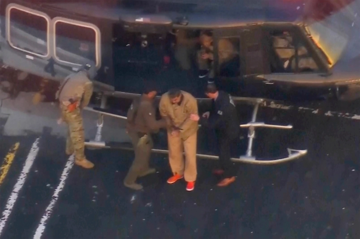 니콜라스 마두로 베네수엘라 대통령이 5일(현지시간) 미국 뉴욕 맨해튼 연방법원에  출석하기 위해 헬기에서 내리고 있다. WABC AP 연합뉴스