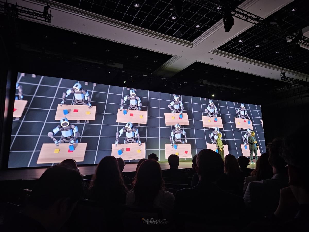 현대차그룹이 5일(현지시간) 미국 라스베이거스에서 열린 ‘CES 2026’에서 ‘AI 로보틱스, 실험실을 넘어 삶으로’를 주제로 한 미디어데이를 열어 차세대 전동식 휴머노이드 로봇인 ‘아틀라스’가 산업 현장에 적용되는 모습의 영상을 공개하고 있다. 라스베이거스 하종훈 기자