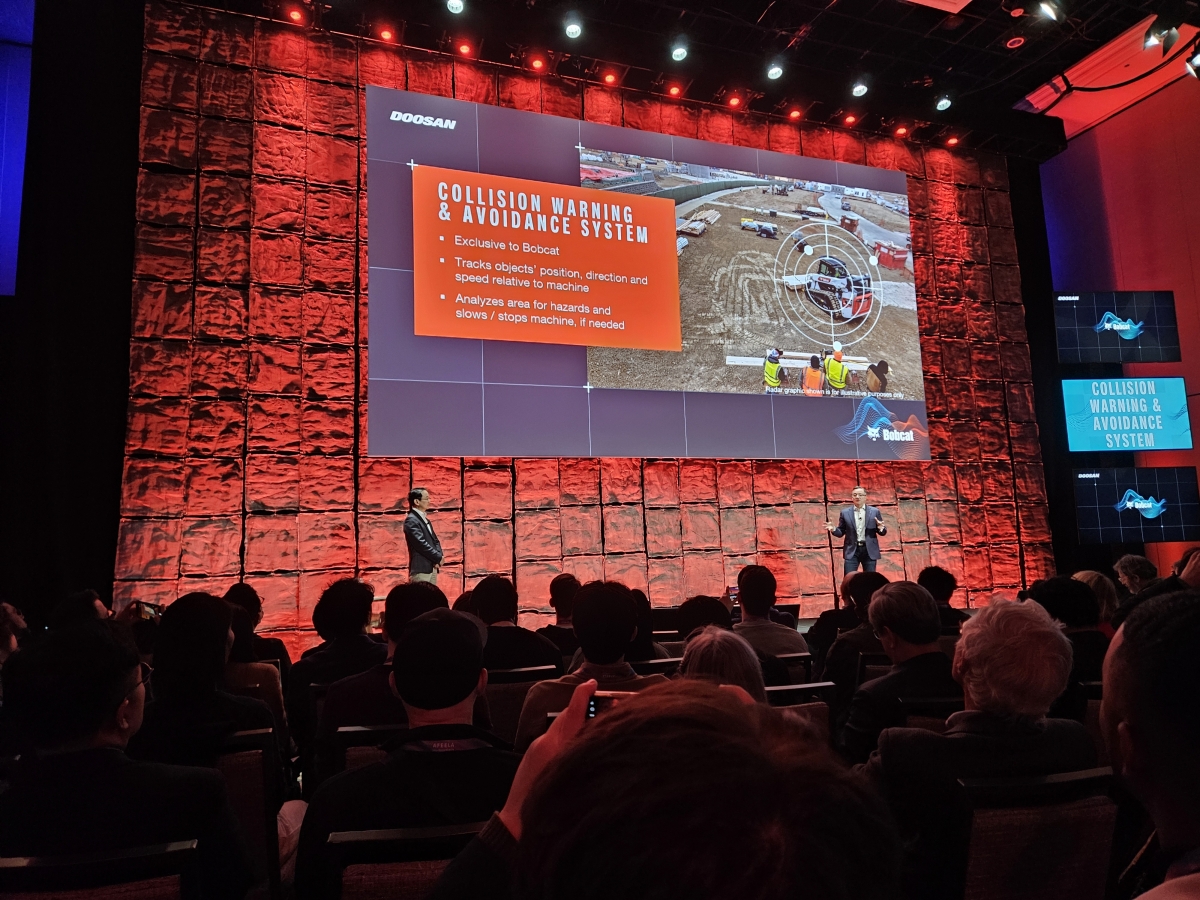 스콧 박(왼쪽) 두산밥캣 대표와 조엘 허니먼 글로벌 이노베이션 담당 상무가 지난 5일(미국 현지시간) CES 2026 미디어데이에서 각종 차세대 건설장비 기술에 대해 설명하고 있다. 두산밥캣 제공