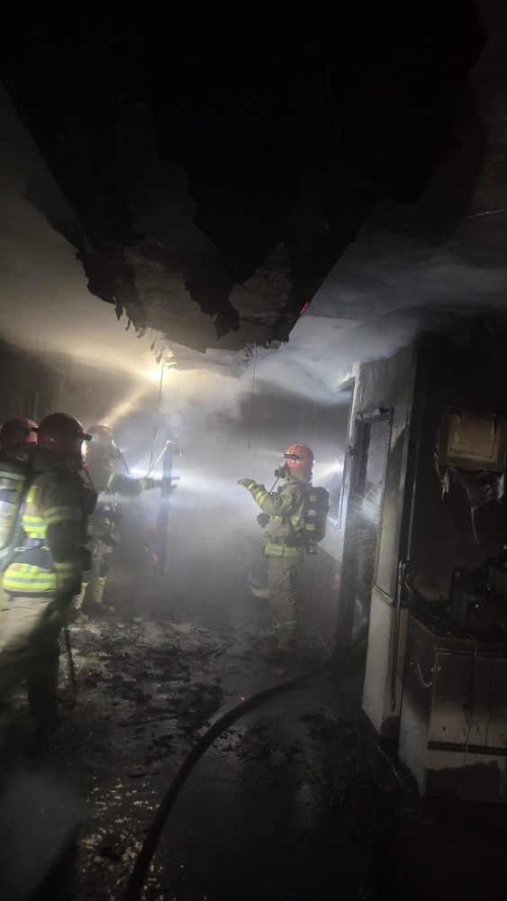 충남 천안서북소방서 대원들이 화재진압 후 현장을 조사하고 있다. 천안서북소방서 제공