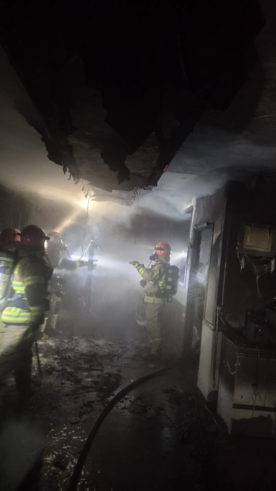 충남 천안서북소방서 대원들이 화재진압 후 현장을 조사하고 있다. 천안서북소방서 제공