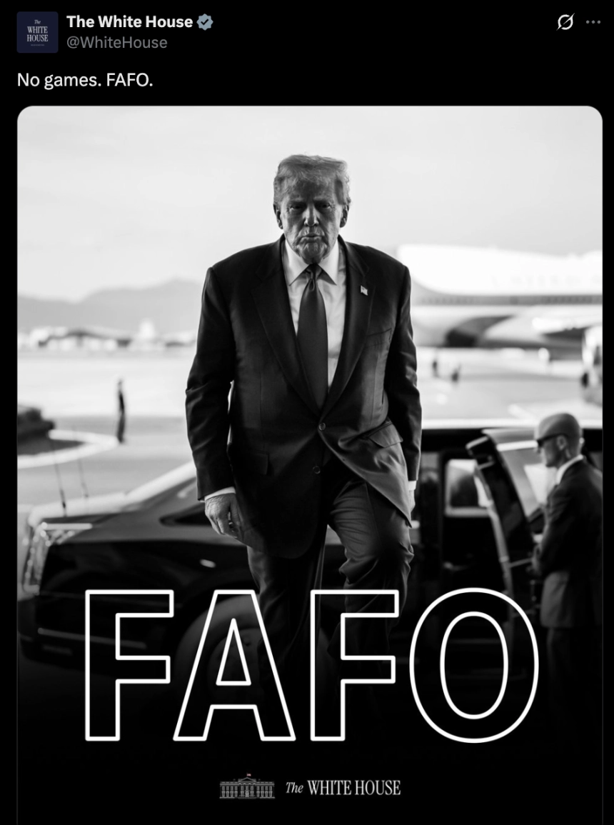미국 백악관이 3일(현지시간) 공식 소셜미디어(SNS)에 올린 사진. 지난해 10월 30일 부산 김해국제공항에서 촬영된 도널드 트럼프 미국 대통령의 사진 위에 “까불면 다친다”는 의미의 속어인 ‘FAFO’ 문구를 적었다. 자료 : 백악관 SNS