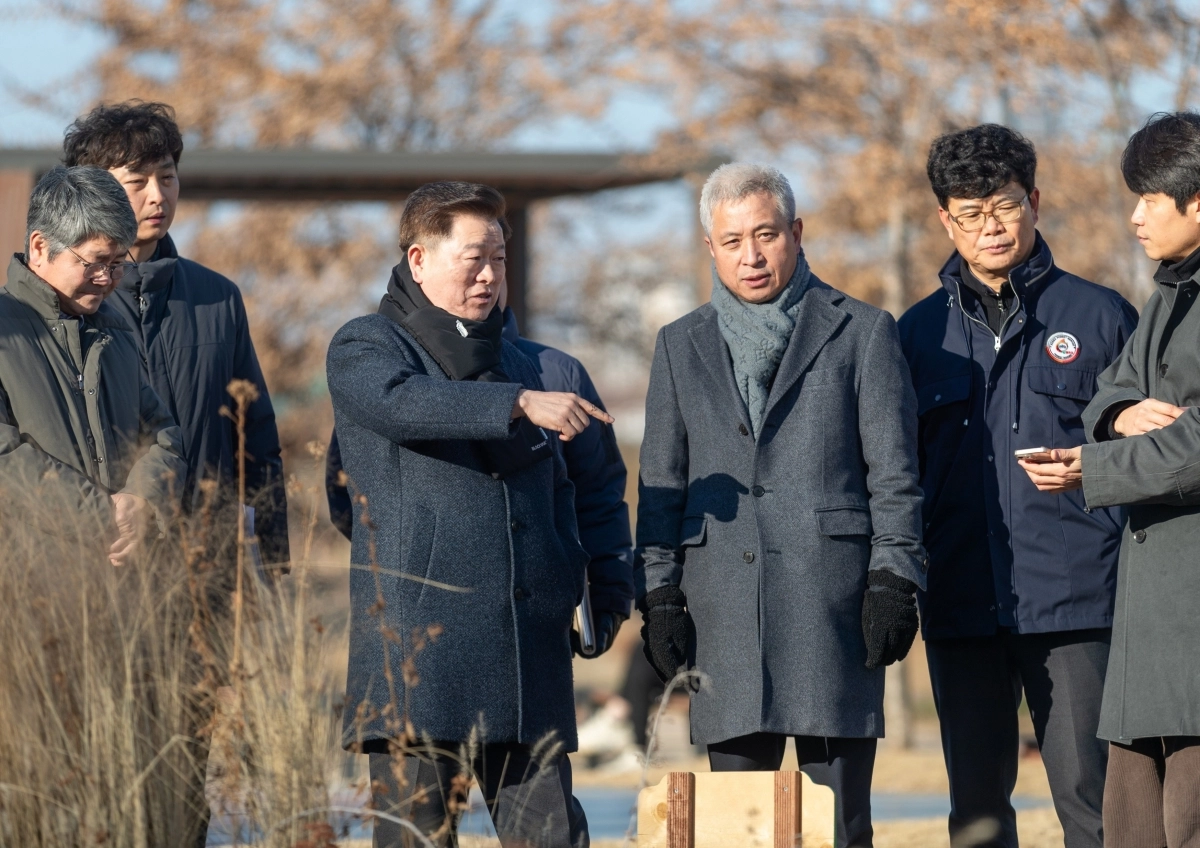 박승원 광명시장이 시민참여정원을 둘러보고 있다. 광명시 제공
