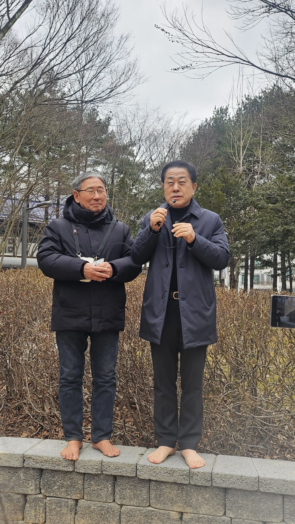 지난 3일 서울 강남구 대모산 입구 한솔공원에서 열린 맨발걷기국민운동본부 시무식에 참석한 김용호 서울시의원(오른쪽)이 박동창 회장과 함께 인사말을 하고 있다.