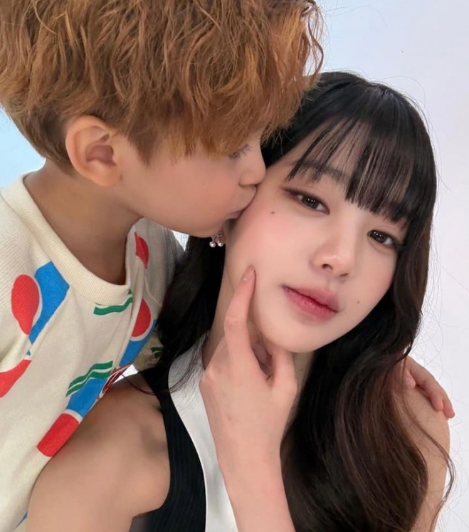 “대체 누구야?” 장원영 볼에 ‘쪽’ 난리난 사진