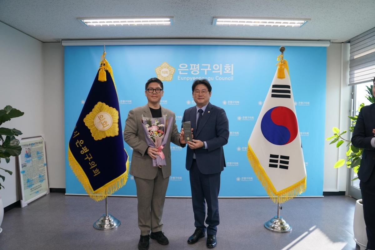 김승엽 은평구의원이 대한적십자사 혈액사업 발전 표창패를 받은 뒤 은평구의회 송영창 의장과 기념 촬영을 하고 있다. 사진: 김승엽 의원 제공.