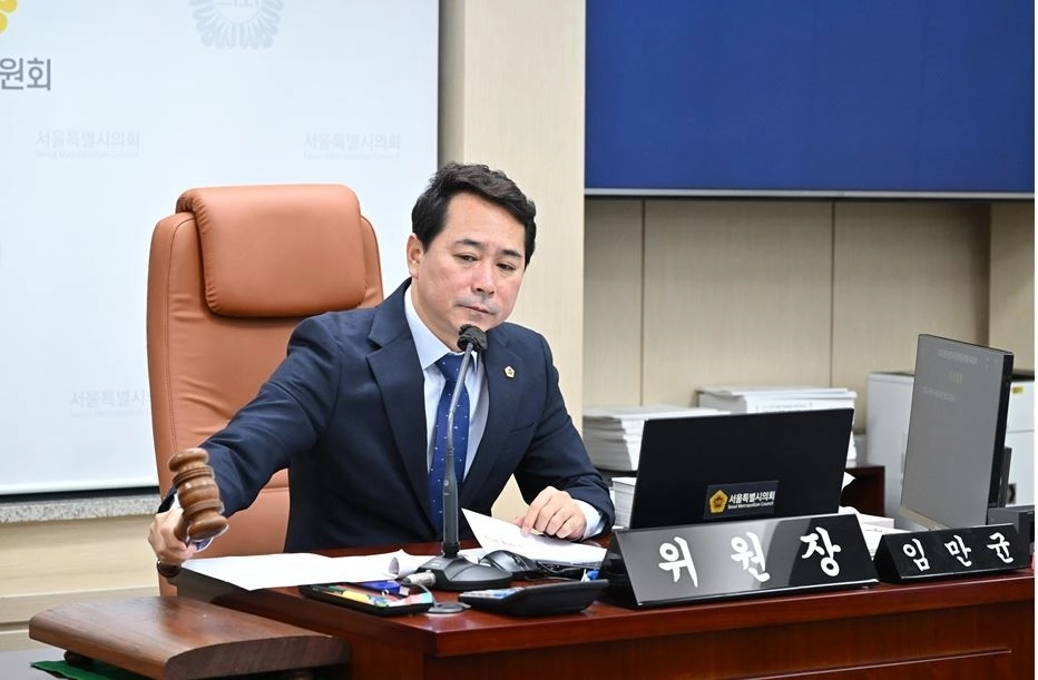 상임위원회 회의에서 발언하는 임만균 위원장