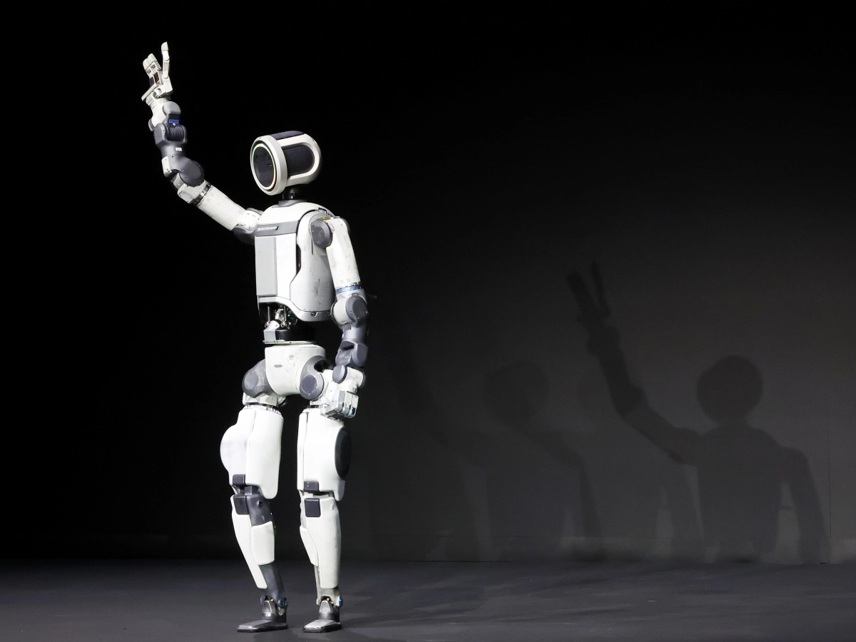 세계 최대 가전·정보기술(IT) 전시회 ‘CES 2026’ 개막을 하루 앞둔 5일(현지시간) 미국 네바다주 라스베이거스 만달레이베이에서 열린 현대차그룹 프레스 컨퍼런스에서 차세대 전동식 아틀라스 시제품이 손인사하고 있다. 2026.1.6 [공동취재]