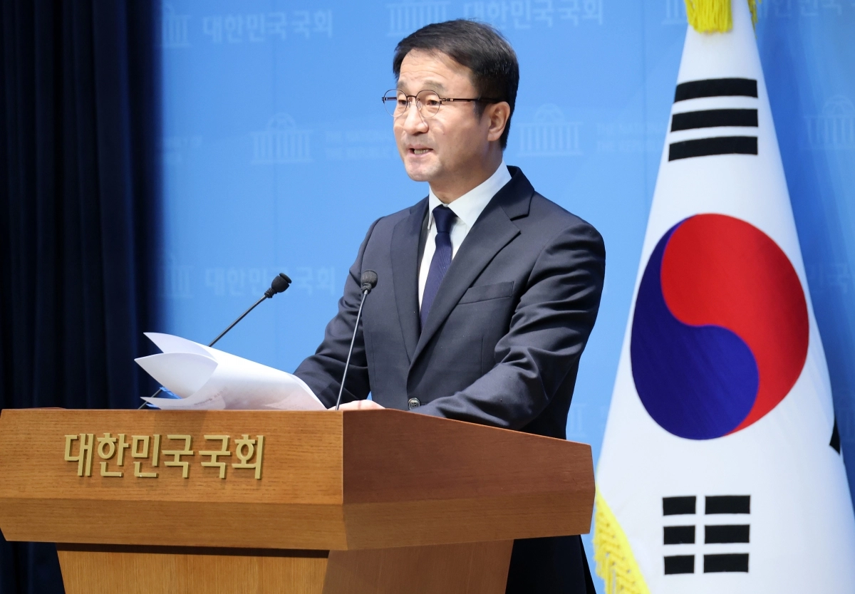 한병도 더불어민주당 의원이 지난 4일 국회에서 원내대표 보궐선거 출마 기자회견을 하고 있다. 2026.1.4 연합뉴스