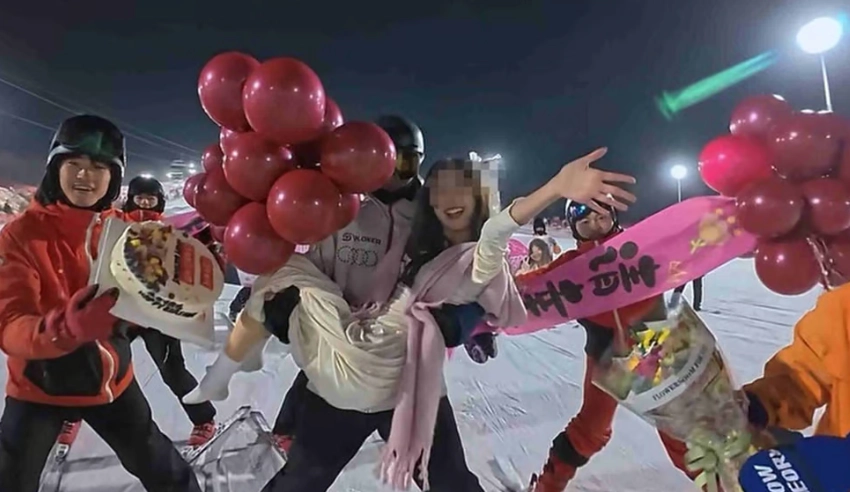 중국의 한 스키장이 남성 강사가 여성 손님을 안고 슬로프 아래까지 내려오는 ‘공주님 안기’ 생일 패키지를 선보여 논란이 일고 있다. 소셜미디어(SNS)