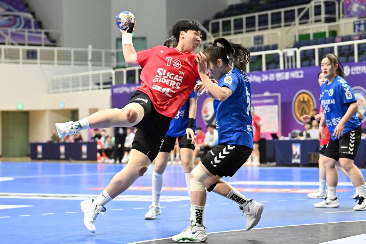 SK슈가글라이더즈 강은혜 선수가 수비를 피해 슛을 시도하고 있다. 한국핸드볼연맹 제공