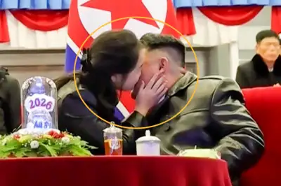 “손 꼭 잡고 뽀뽀까지”…北 김정은·주애 행보에 “섬뜩, 일반적 부녀관계 아냐” 주장