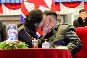 “손 꼭 잡고 뽀뽀까지”…北 김정은·주애 행보에 “섬뜩, 일반적 부녀관계 아냐” 주장