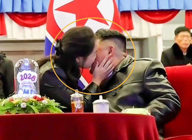 김정은 북한 국무위원장의 볼에 입 맞추는 주애. 조선중앙TV 캡처