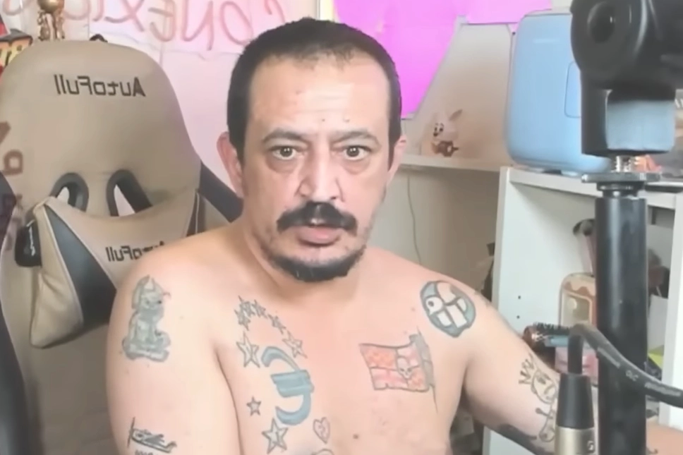 스페인에서 극단적인 챌린지 형태의 인터넷 방송을 유행시킨 것으로 평가받는 시몬 페레스의 방송 모습. 유튜브 캡처