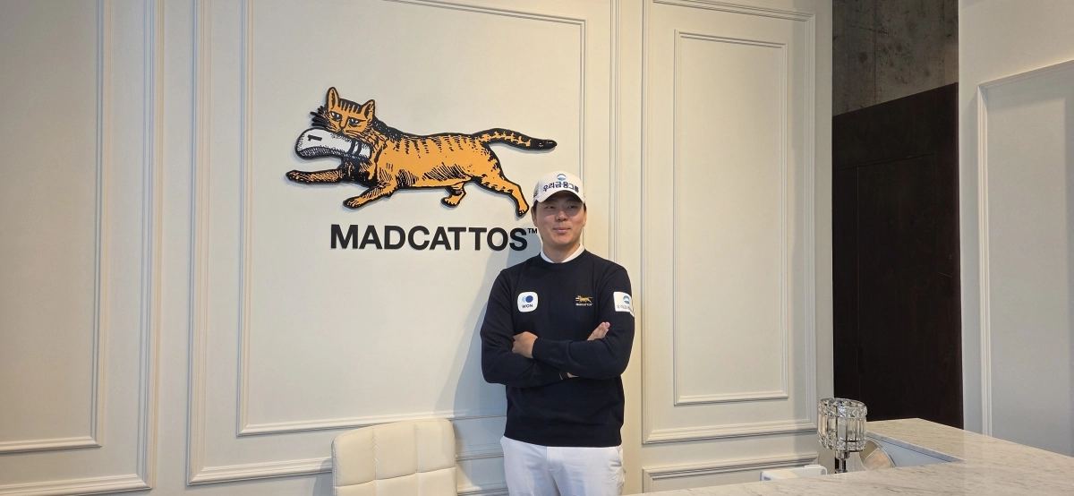 이정환이 6일 서울 강남구 신사동 매드캐토스에서 열린 기자회견에서 포즈를 취하고 있다.  이제훈 전문기자