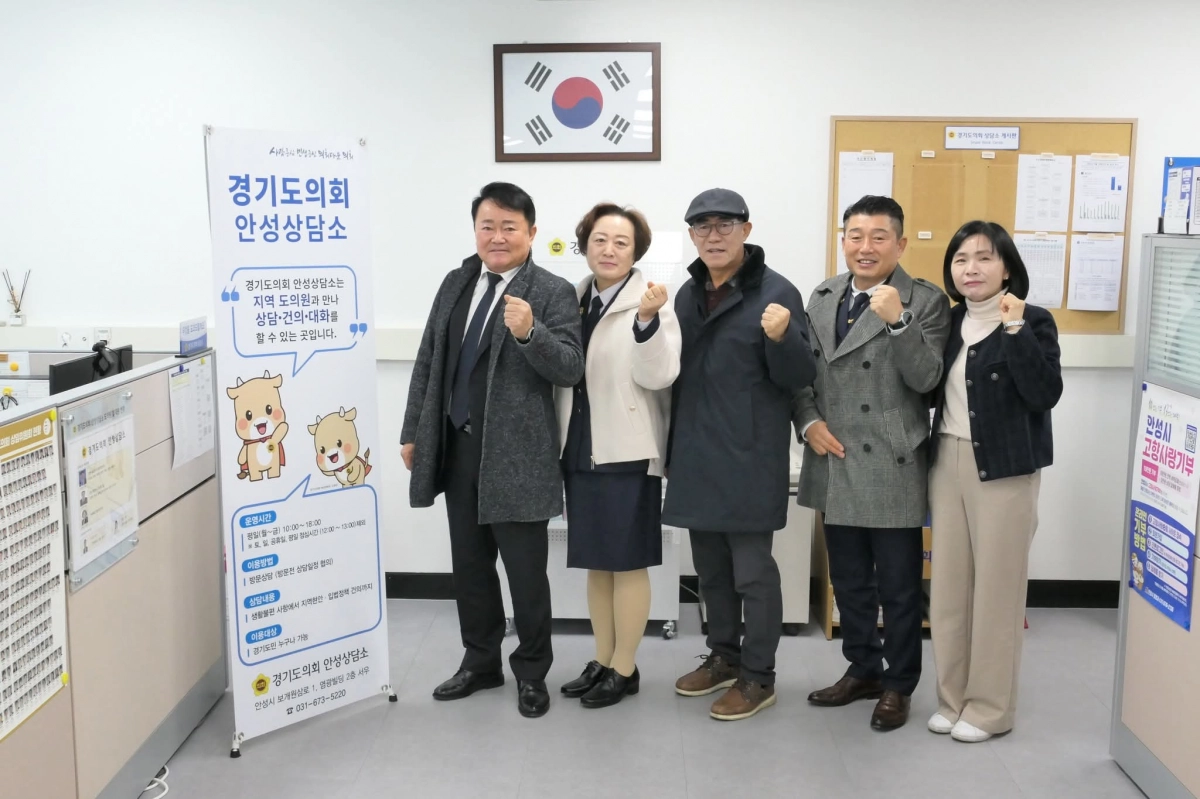 박명수 의원과 황세주 의원이 정담회를 열어 안성 의용소방대연합회와 지역 안전 현안을 논의하고 함께 기념촬영을 하고 있다.(사진=경기도의회)