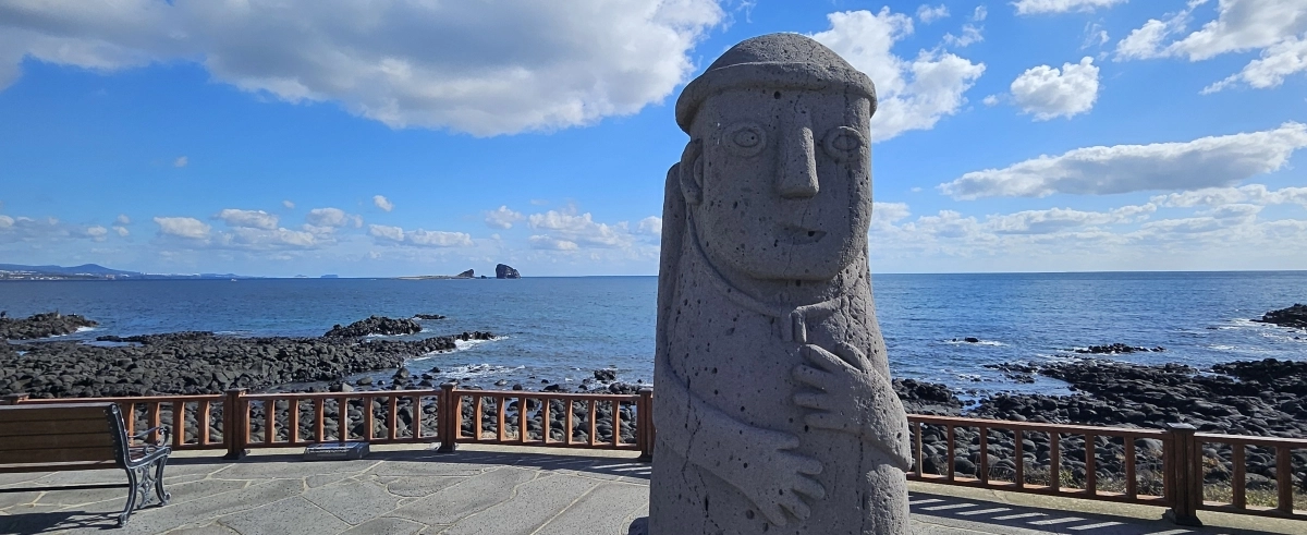 올해 제주관광의 방향을 더 많이 오는 관광에서 더 오래 머무는 섬으로  전환한다. 사진은 제주 서귀포시 안덕면 사계해안에 있는 돌하르방. 제주 강동삼 기자