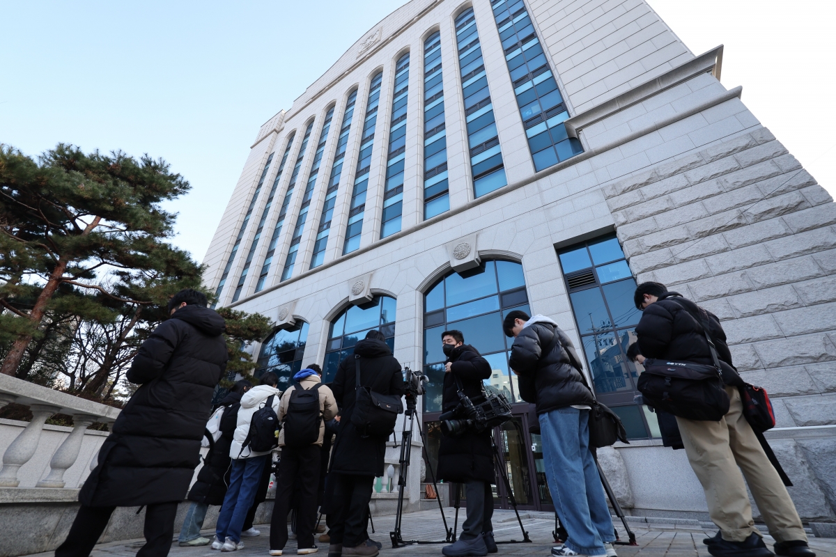 정치권의 통일교 금품 수수 의혹을 수사하는 경찰이 통일교 가평 천정궁 등 10곳에 대한 압수수색에 돌입한 15일 오전 서울 용산구 세계평화통일가정연합 본부에 취재진이 대기하고 있다. 2025.12.15. 뉴시스