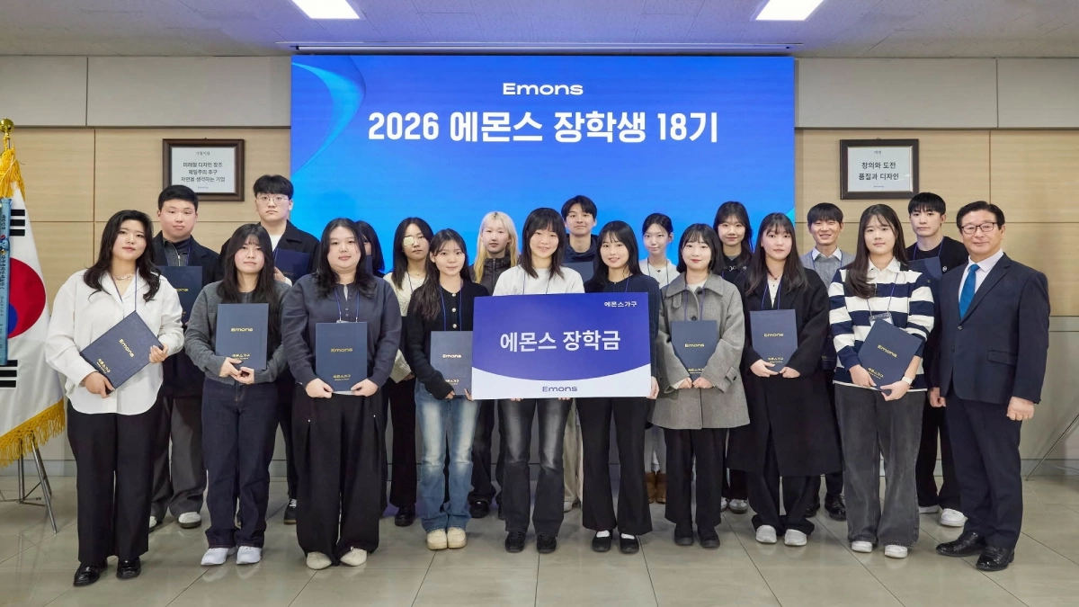 인천 에몬스 본사에서 열린 ‘2026 에몬스 장학생(18기) 장학금 수여식’에서 김경수(오른쪽 첫 번째) 에몬스 회장을 비롯한 장학생들이 기념 촬영을 하고 있다. 에몬스 제공
