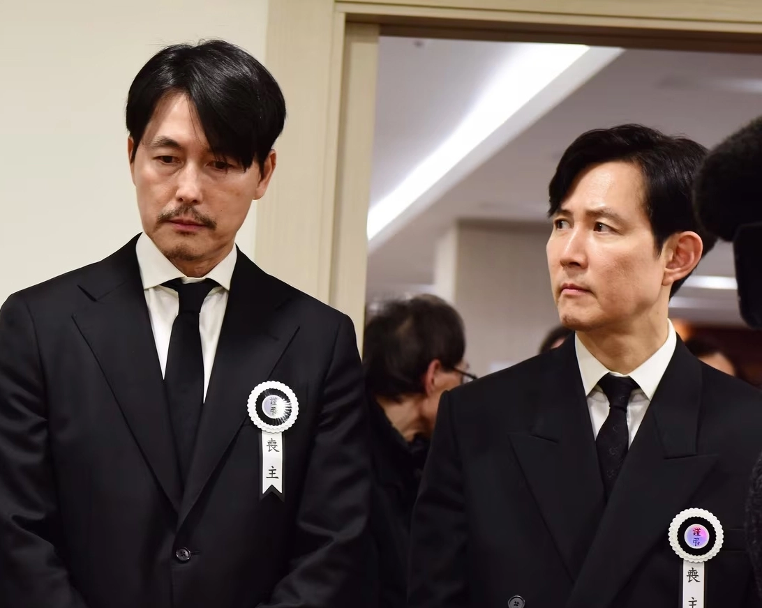 안성기의 빈소를 지키는 정우성(왼쪽)과 이정재. 뉴스1