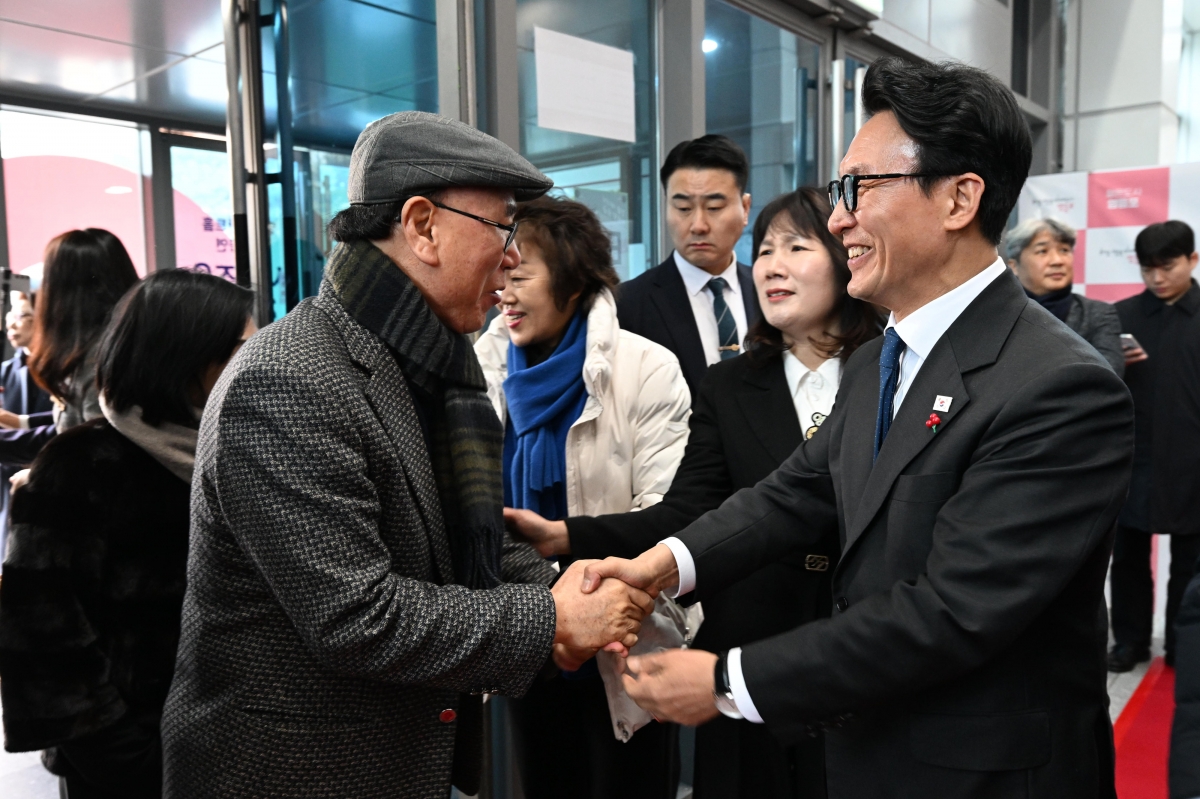 6일 오후 서울 영등포아트홀에서 열린 ‘2026 영등포구 신년인사회’에 참석한 김민석 국무총리가 구민들과 인사하고 있다. 2026.1.6. 도준석 전문기자